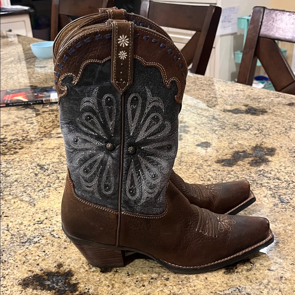 Ariat women’s western brown boots size 7.5 cowgirl boots.